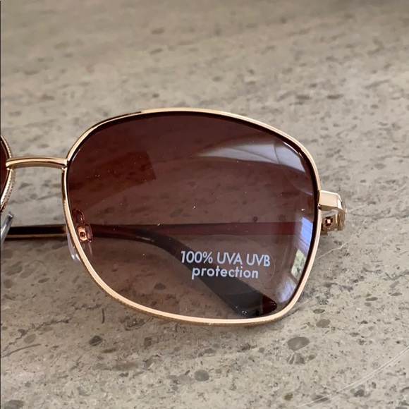 Banana Republic Oversized Gold Rim Sunglasses - Picture 8 of 9